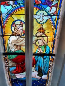 Nová vitráž ve farním kostele